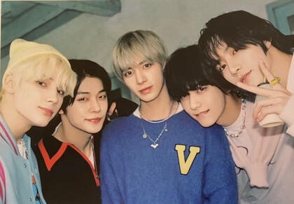 txt group photo for h:our